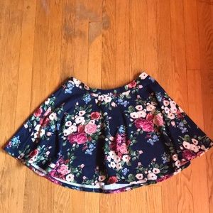 I’m selling this cute skirt!
